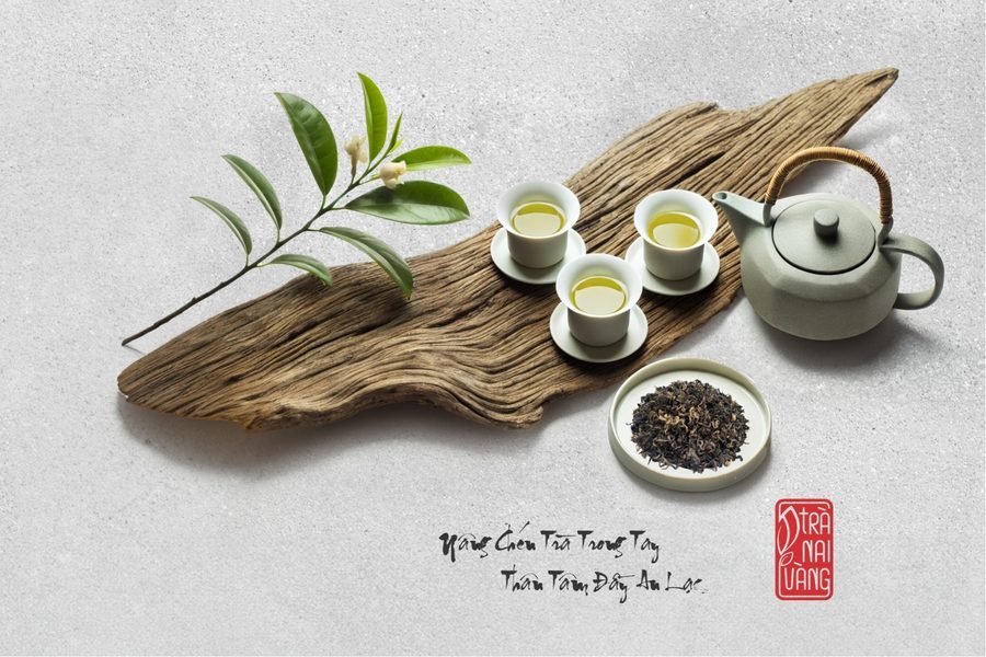 Nhành trà tươi bên tách trà