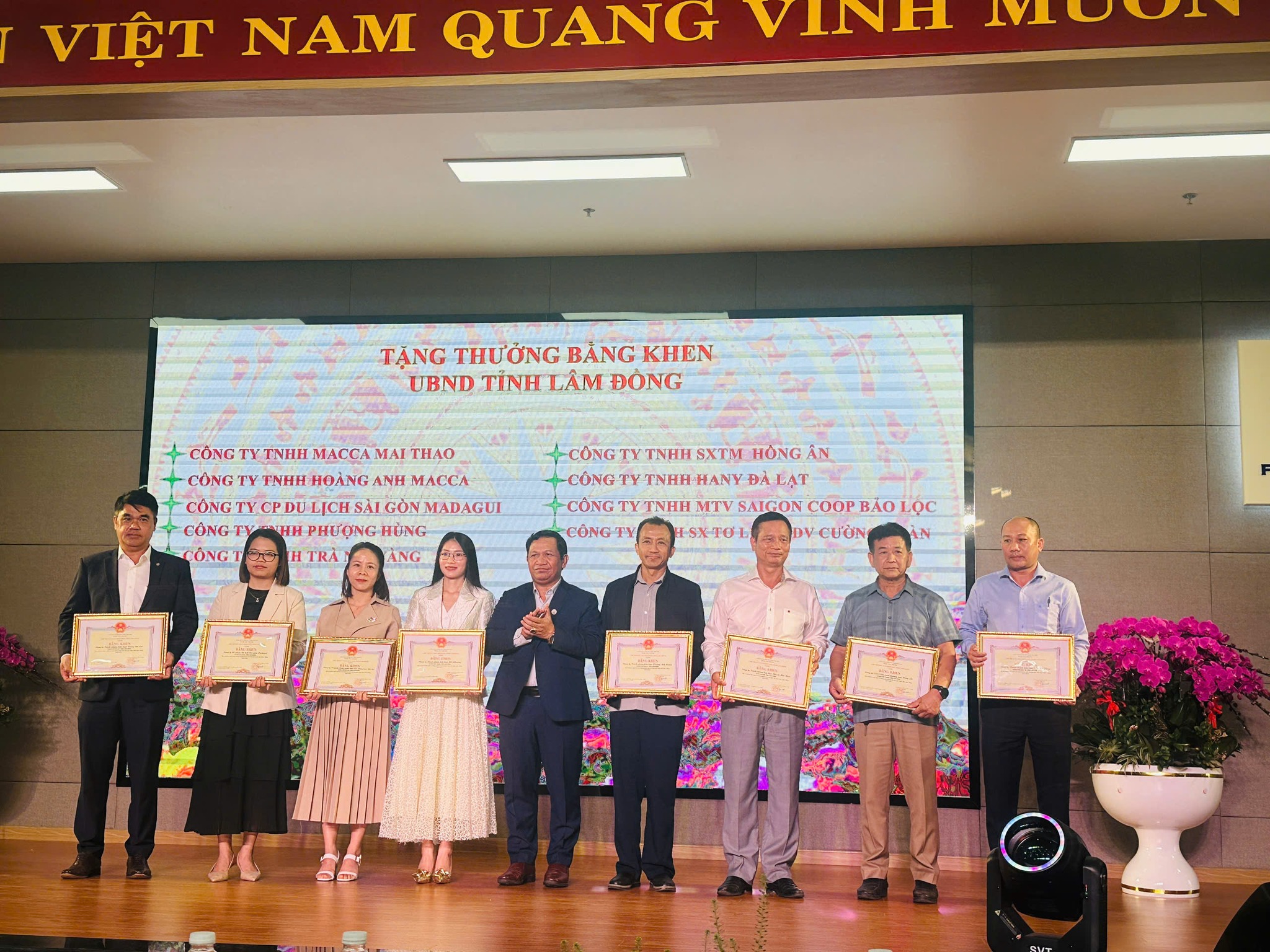 Nhận bằng khen từ chủ tịch ủy ban nhân dân tỉnh Lâm Đồng